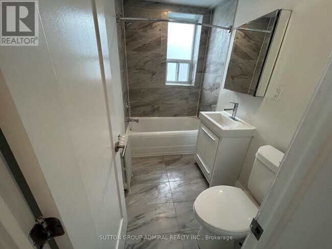 Photo - 697 Eglinton Ave W Unité 301