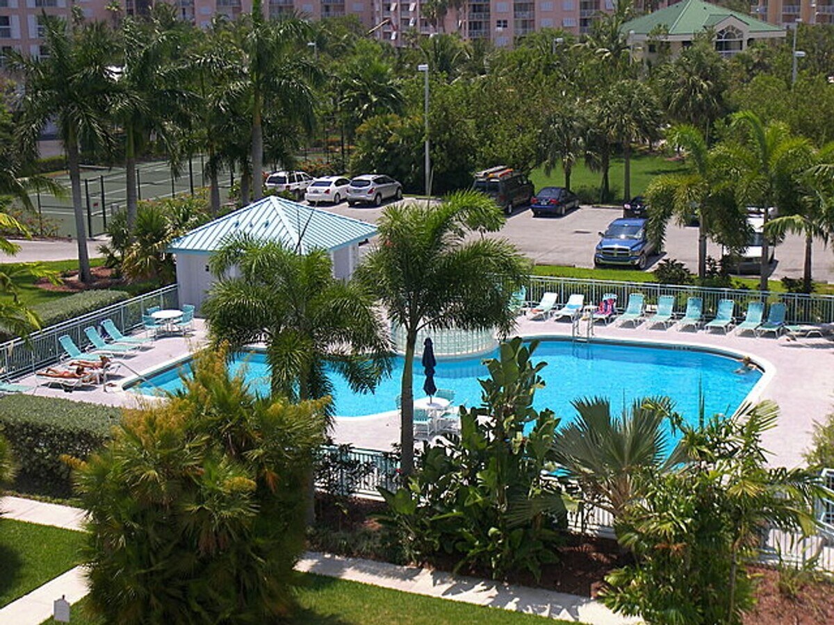 Convenient Condo with Pool! - Convenient Condo with Pool!