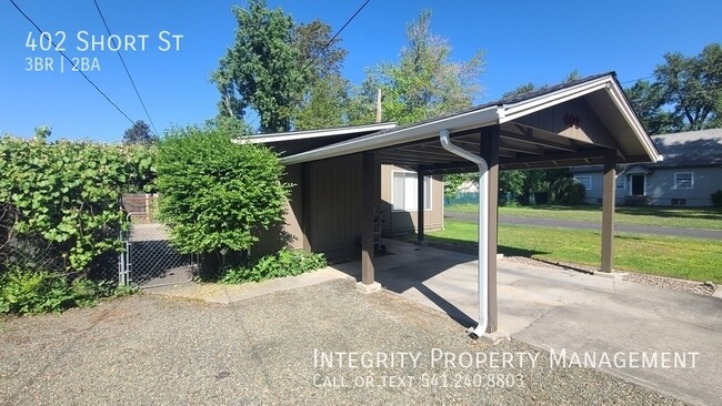 Photo - 402 Short St