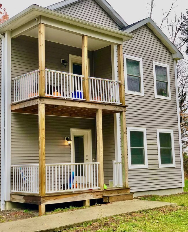Private Balcony! - 425 Troy Rd Unit Apt 1