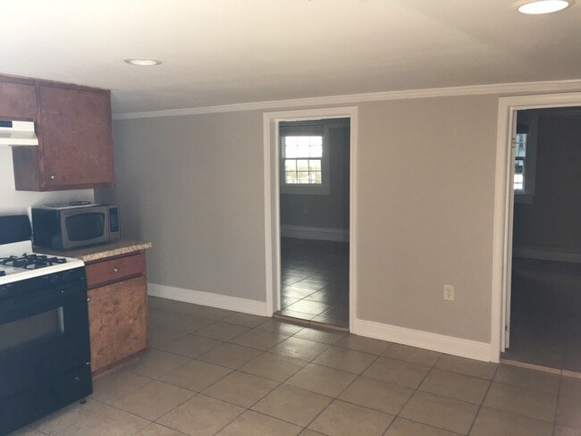 2 bedroom apartment - 3822 Banks St Apartment Unit lower