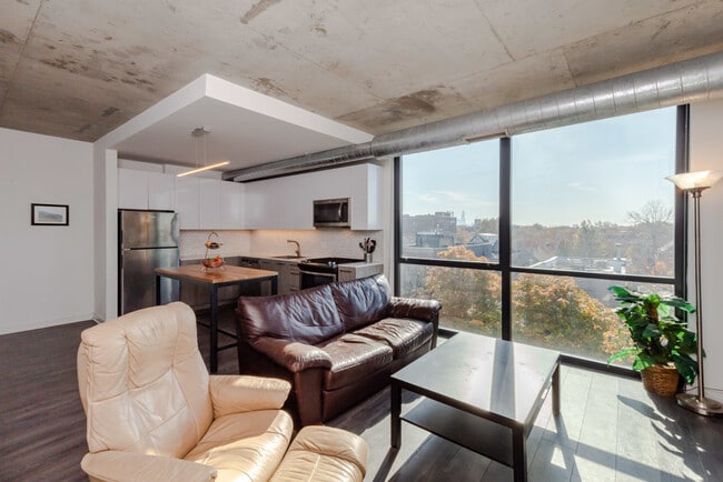 Photo - 1714 W Roscoe St