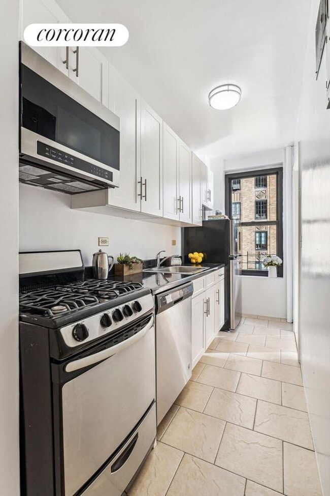 Photo - 200 W 16th St