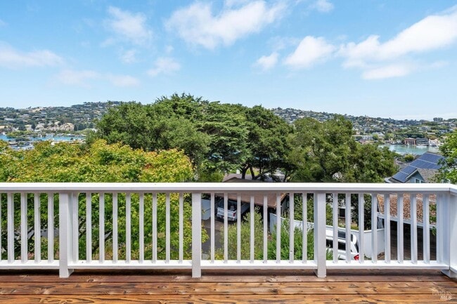 Photo - 125 Bayview Ave