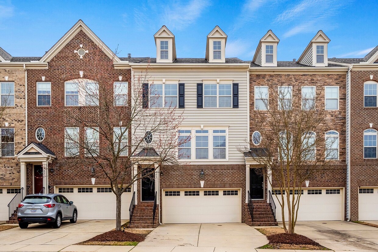 AVAILABLE NOW!- GREAT TOWNHOME IN DESIRABL... - AVAILABLE NOW!- GREAT TOWNHOME IN DESIRABL...