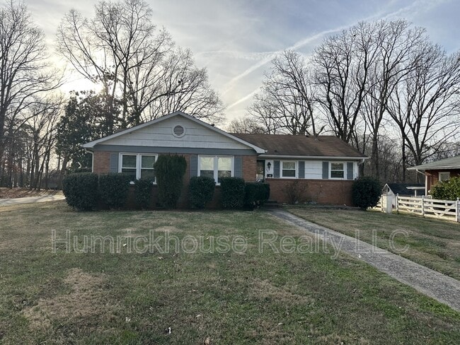 Building Photo - 1601 Grovewood Dr