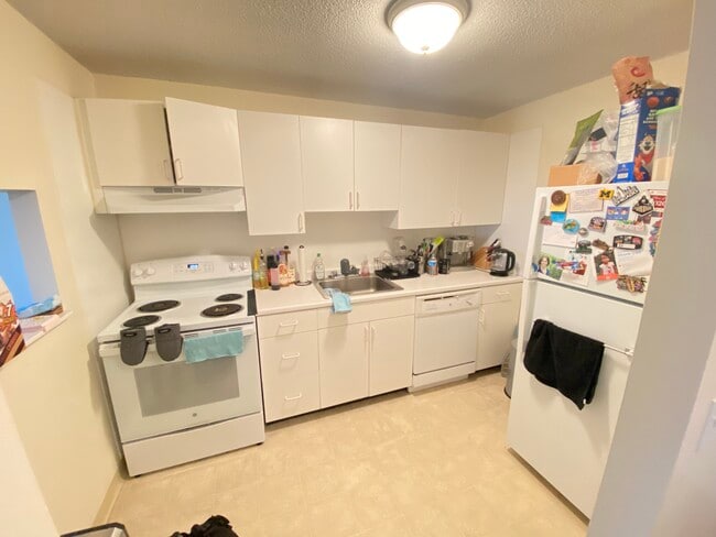 Building Photo - 16 Whites Ave Unit 23
