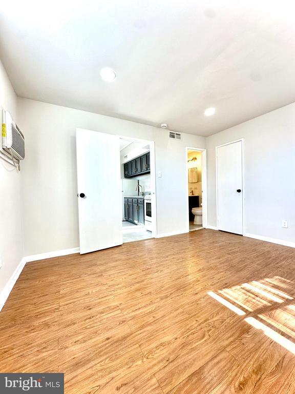 Building Photo - 4411 Sheffield Ave Unit 11