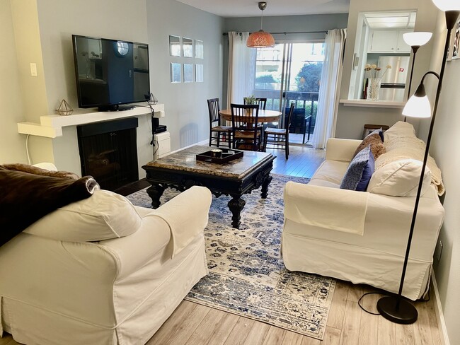 Calm, peaceful living room with views of the pool. - 4111 Summertime Ln Unidad 111 Rental