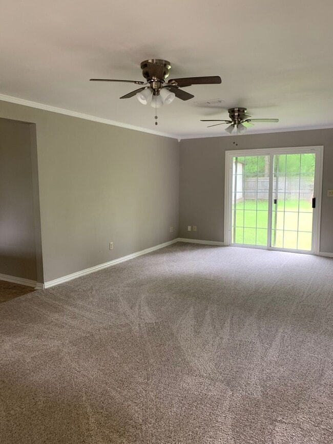 Photo - 4/2 Fenced Yard and Pet Friendly. SHISD