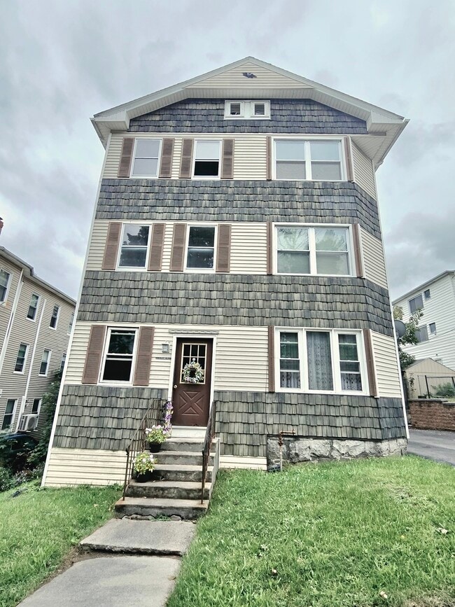 Building Photo - 2 Village St Unit 3