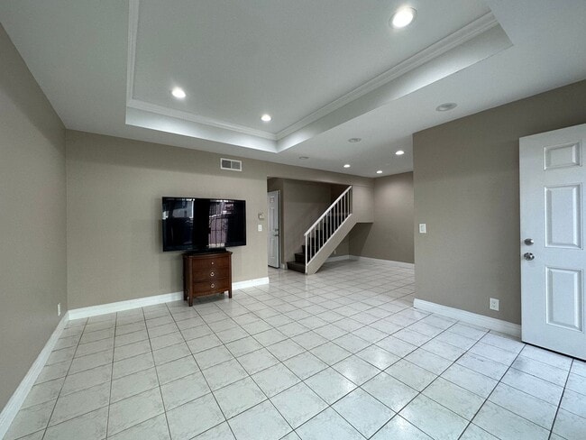 Building Photo - Charming Townhouse in South Coast Metro