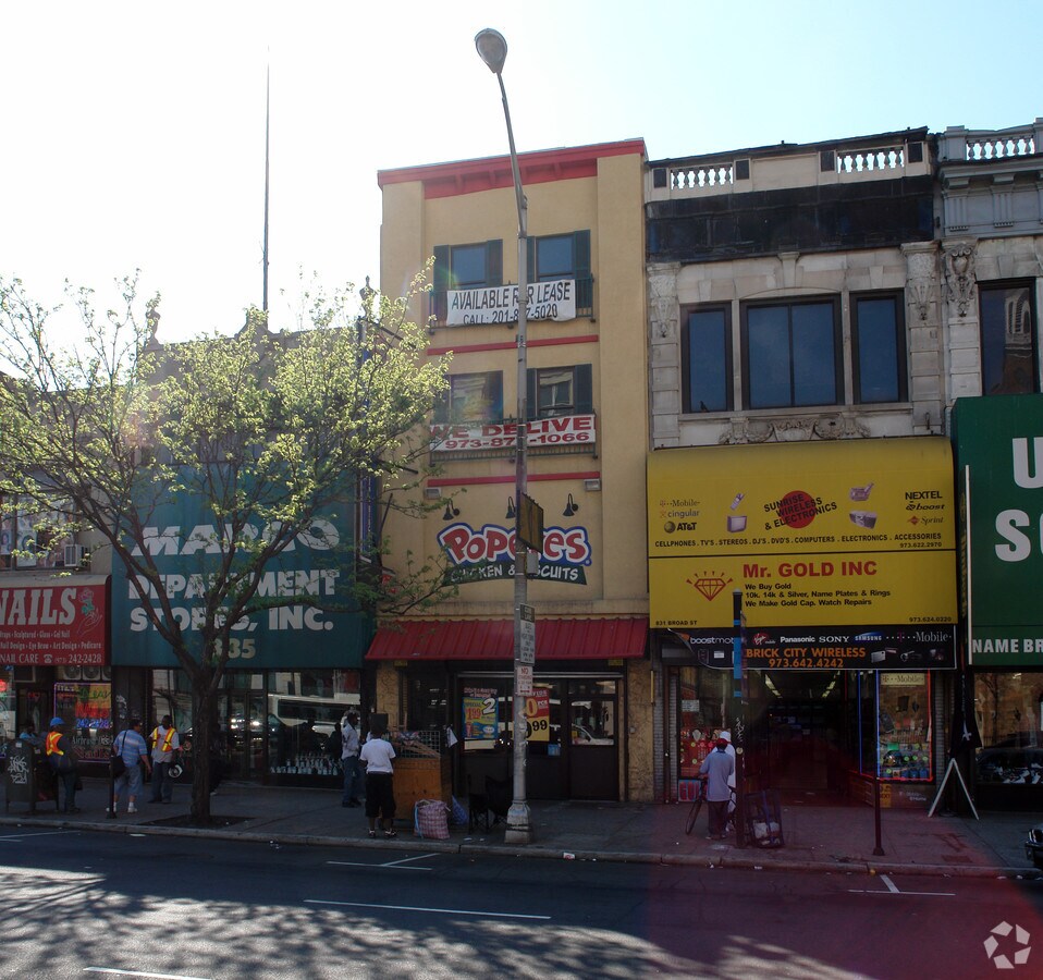 Photo - 833 Broad St