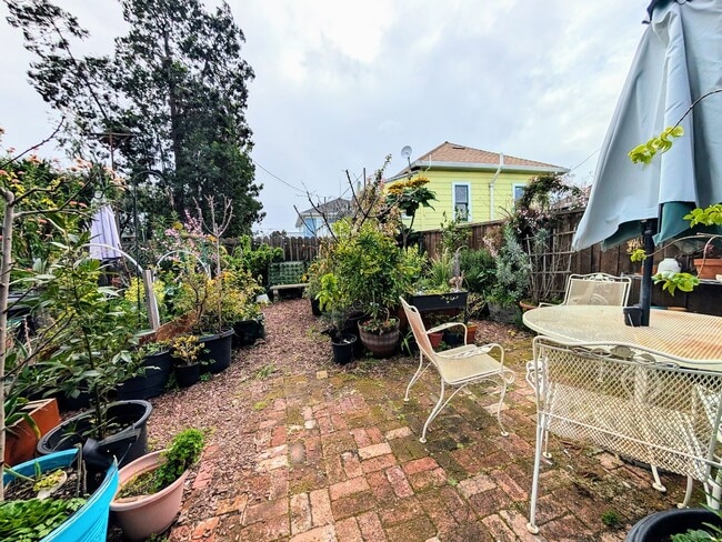 Photo - Charming remodeled garden flat with laundry Unit 887