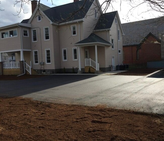 Building Photo - 408 W Broad St Rental