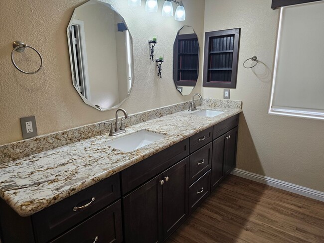 Photo - Spacious 5 bd room 2.5 bathroom home