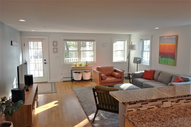 Building Photo - 142 Cabot St Unit 4 Rental