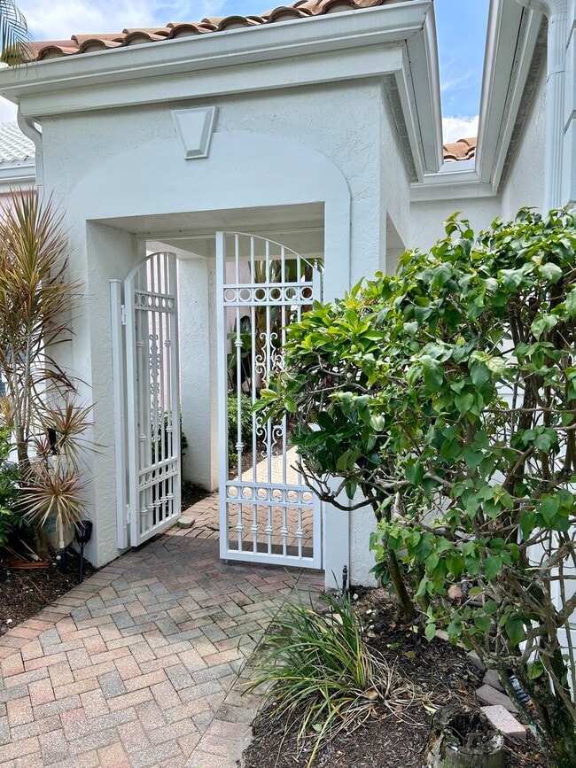 152 Coral Cay Dr