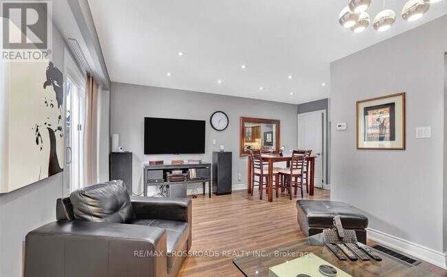 Photo - 90 Foster Crescent