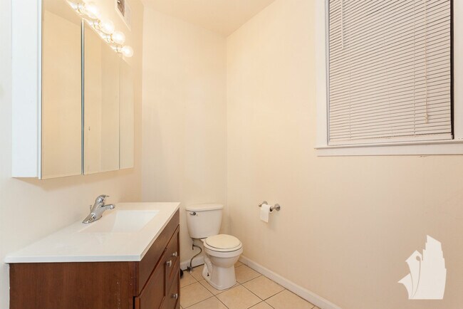 Photo - 2254 N Southport Ave Unit # 02
