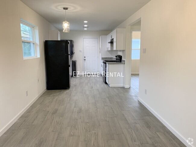 Building Photo - Explore this Renovated, Comfortable 2-bedr... Unit B Rental