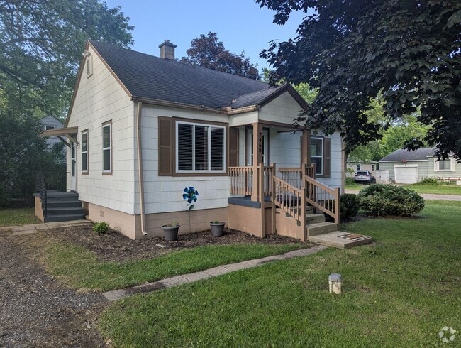 Building Photo - Well-maintained, Updated 2-bedroom home on...