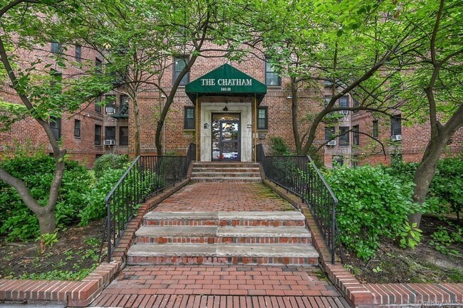 Building Photo - 140-18 Burden Crescent Unit 411