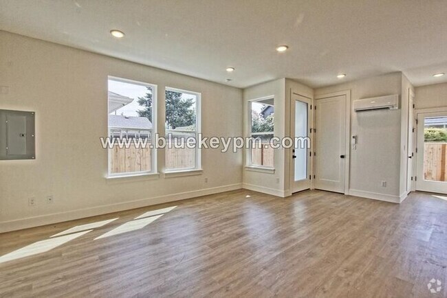 Building Photo - 1526-B: 2 Bed, 2.5 Bathroom Townhome Near ...