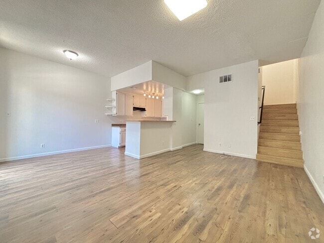 Building Photo - Lovely 4-bedrom 2.5-bath Condo In Panorama... Unit 9