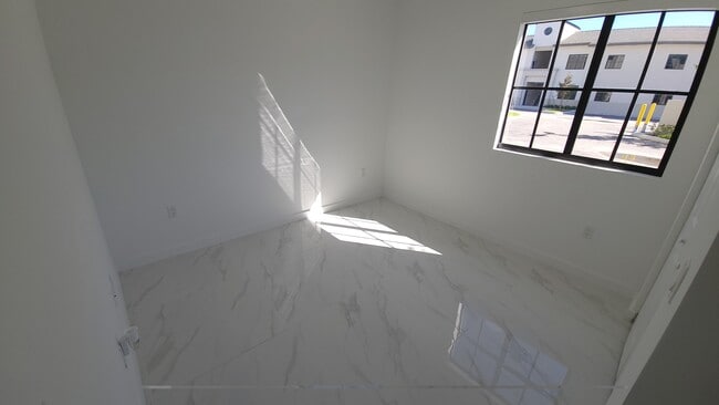 Photo - 502 E 24th St Unit B02