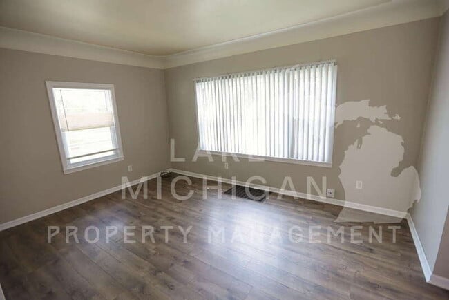 Photo - 841 Capen St NE