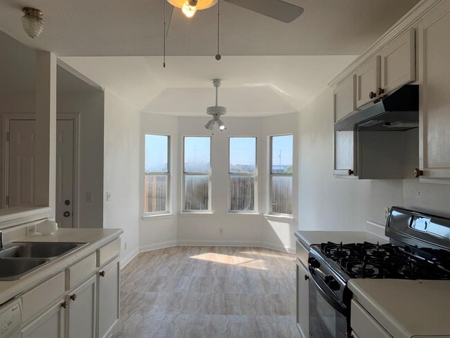 Building Photo - 210 Evergreen Cir