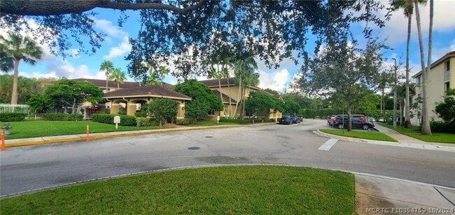 Building Photo - 470 S Park Rd Unit 102