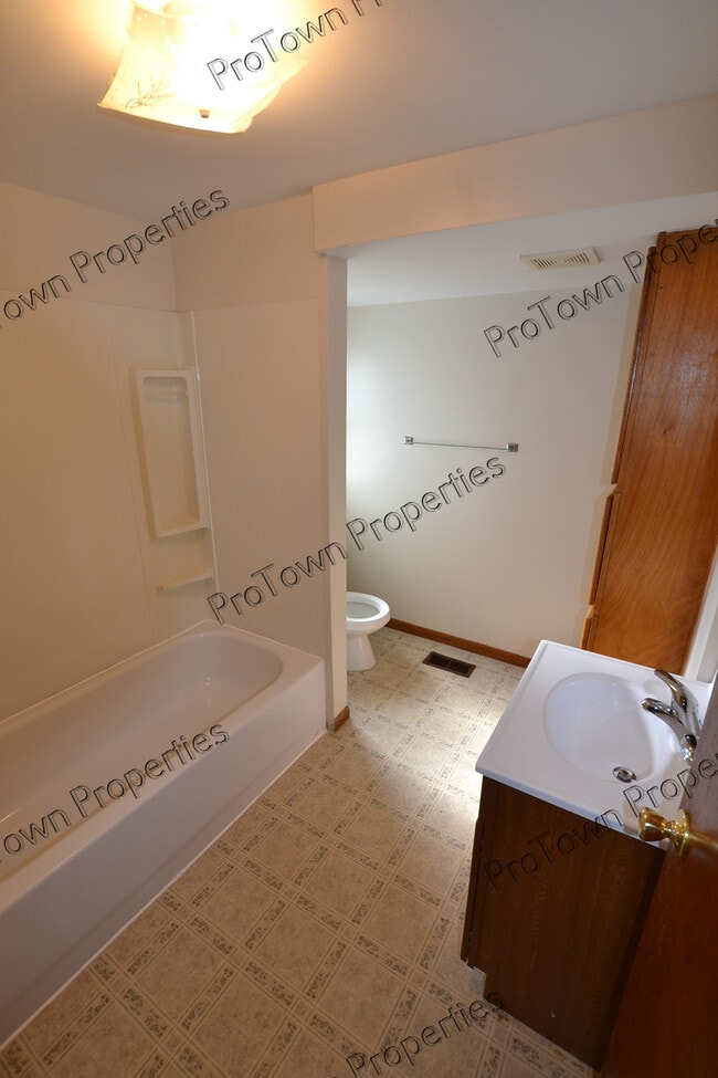 Photo - 711 N Hickory St