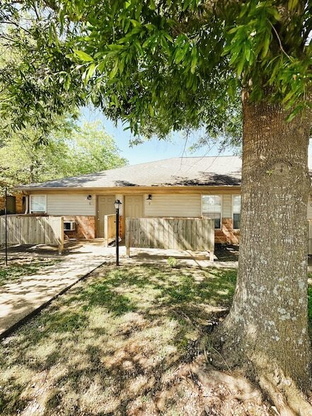 Building Photo - 100 Ballygar St Unit F