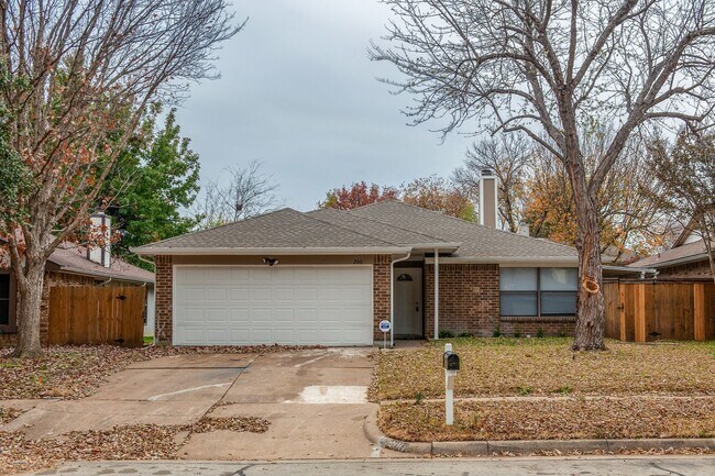 Building Photo - AVAILABLE NOW! NICE 3 BEDROOM HOME LOCATED IN ARLINGTON, TEXAS!
