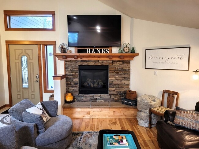 Building Photo - Hank's Hideaway in Sunriver, Furnished, al... Rental