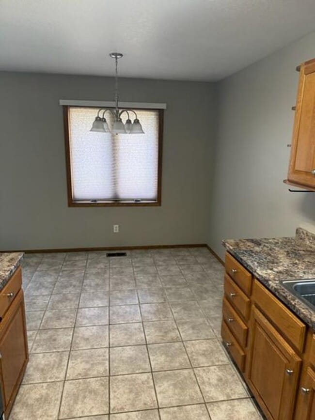 Building Photo - 513 E Ave. E. Unit #3