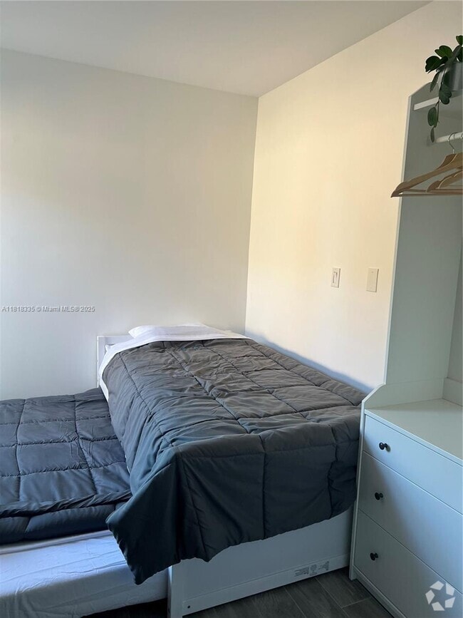 Building Photo - 2800 SW 4th St Unit 2 Rental