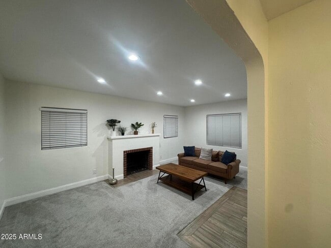 Photo - 926 W Moreland St