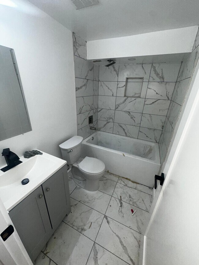 Photo - 408 Chaplin St SE