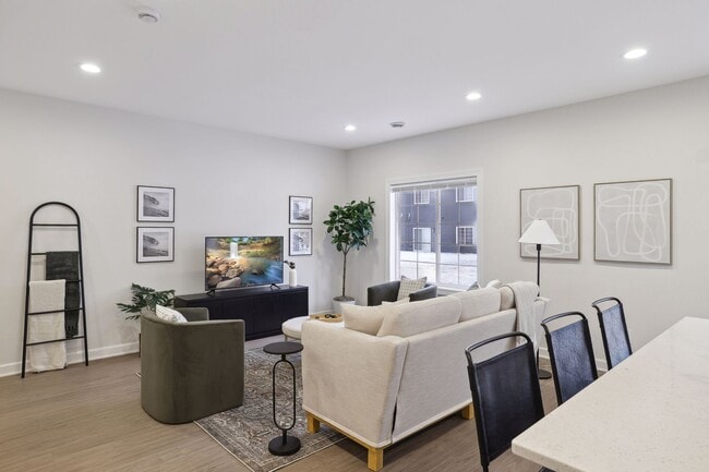 Photo - 947 Willow Pl