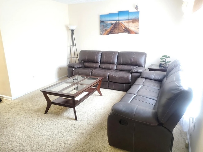 Photo - 121 Foxbay Ln