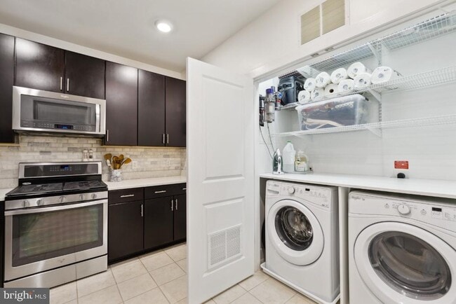 Building Photo - 9521 Bastille St Unit 203