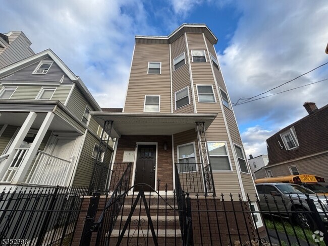 Building Photo - 42 Maple Ave Unit 3 Rental