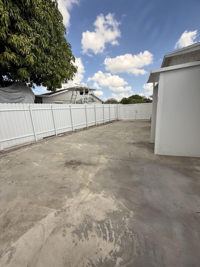 Photo - 1077 Fernlea Dr