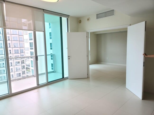 Photo - 300 S Biscayne Blvd Unit T-3303