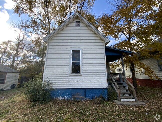 Building Photo - 18 S Collett St Rental