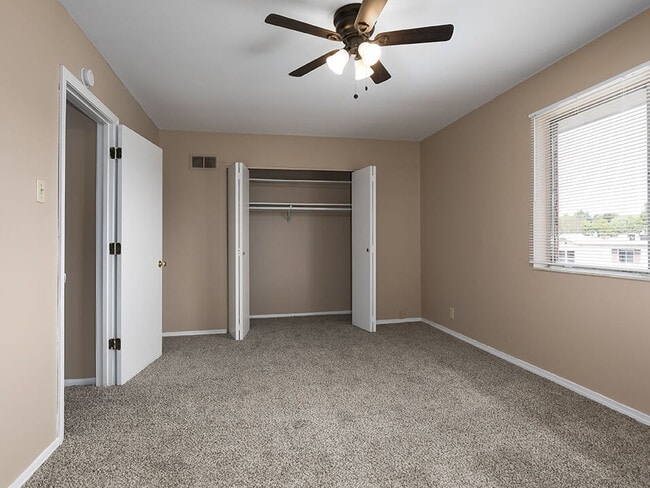 Large Closets - Emerald Crossing