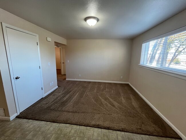 Sala de estar - 2173 S State St Unidad 2